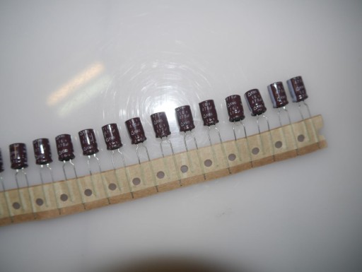elektrolytický kondenzátor 16V 470uF KMG