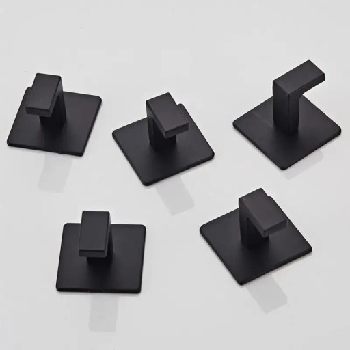Háčik na stenu do kúpeľne háčik čierny samolepiaci na uteráky 5 x 5 cm