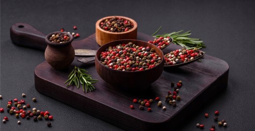 FAREBNÁ PAPRIKA ZRNÁ 100G TRI ZRNKÁ
