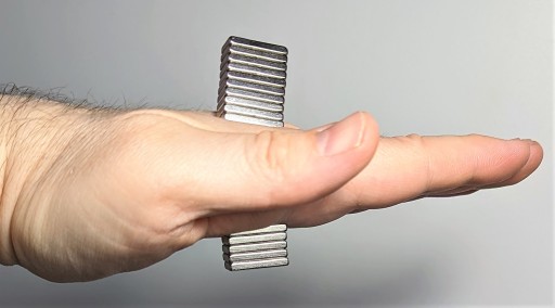NEODYMOVÝ TAŠŤOVÝ MAGNET S OTVOROM NA SKRUTKU 20x10x3mm OTVOR 4mm