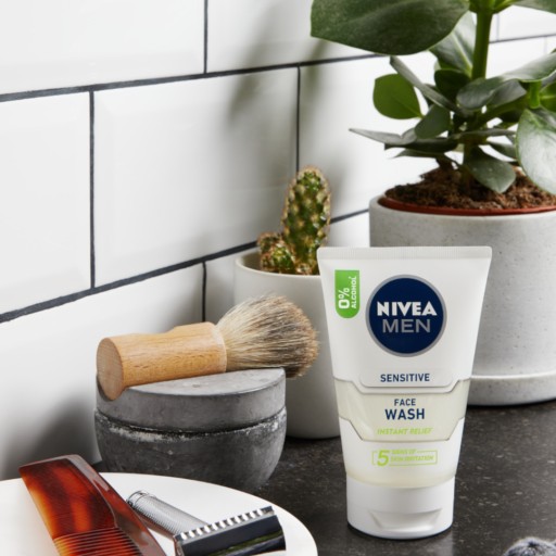 NIVEA MEN Sensitive čistiaci gél na tvár pre mužov 100 ml