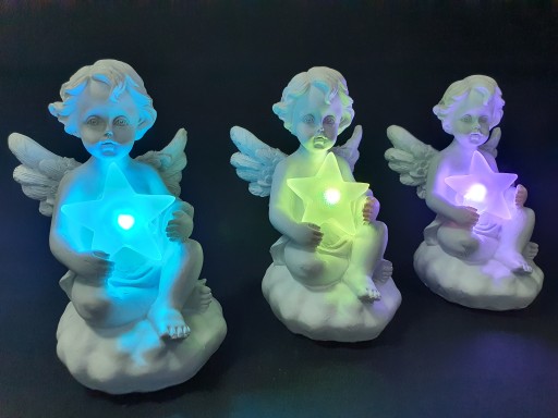 SEDIACI ANJEL LED HROBOVÁ VLOŽKA GRABBLE ANJEL FÓRKA HVIEZDA DEKORÁCIA BIELA