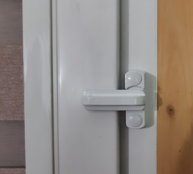 Ochrana okien Pevný biely okenný zámok