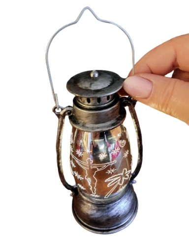 Rorátny adventný lampáš je nasvietený v striebornej farbe