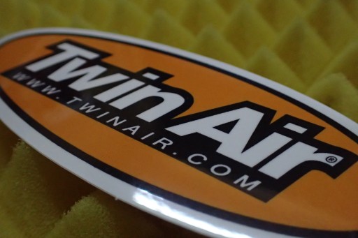 NÁLEPKA TWIN AIR STICKER 11,3 x 4,2 cm