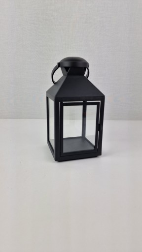 Čierna lampa s dvierkami na LED sviečky