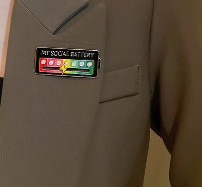 KOVOVÝ ODZNAK MOJA SOCIÁLNA BATÉRIA INDIKÁTOR NÁLADY MOBILNÁ BATÉRIA