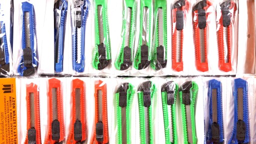 OSTRÝ NÔŽ REZAČ NA TAPETY, lámateľná čepeľ 18mm