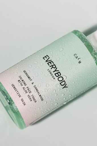KAŽDÝ Upokojujúce tonikum pre citlivú pokožku - Bergamot a strom