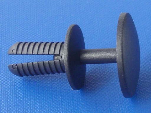 10x ŠPIČKA 8 x 18,5 ČIERNA plast
