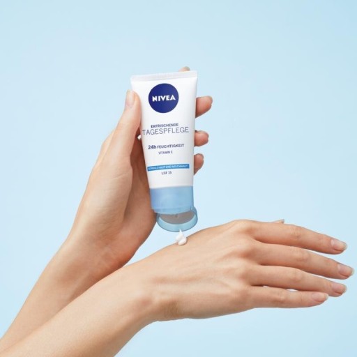 NIVEA 24H hydratačný osviežujúci denný krém SPF15 50 ml