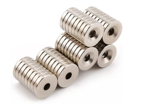 NEODYMIOVÝ MAGNET S OTVOROM NA SKRUTKU 15X3 SILNÝ
