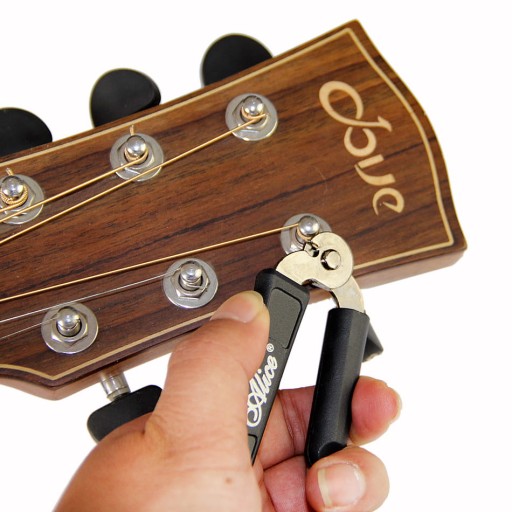 Gitarová kľuka s rezačkou strún + GIVEAWAY ZDARMA