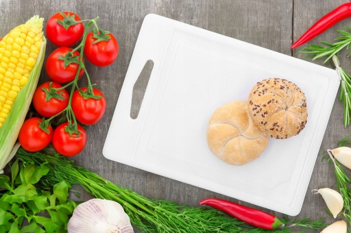 Plastová biela kuchynská DOSKA NA KRAJENIE s rúčkou na mliečny chlieb