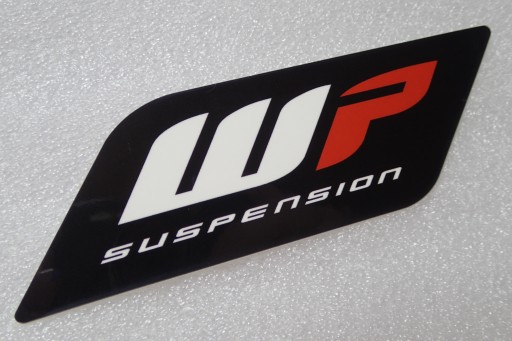 NÁLEPKA S LOGOM WP SUSPENSION 13,1 x 4,1 cm