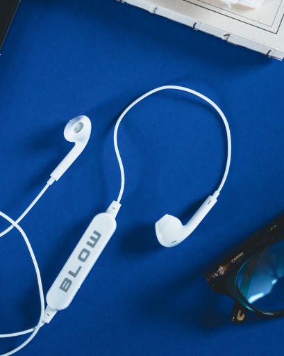 BEZDRÔTOVÉ ŠPORTOVÉ SLÚCHADLÁ BLUETOOTH USB MIKROFÓN BIELY