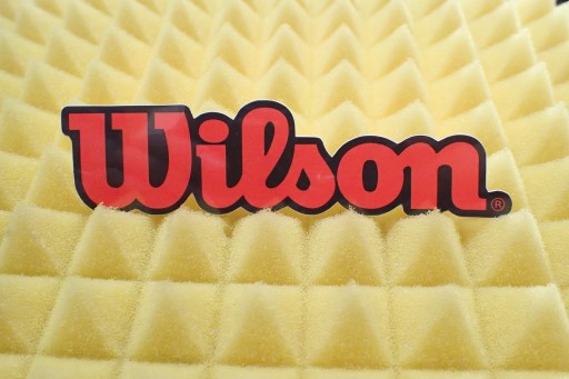 NÁLEPKA WILSON NÁLEPKA 11,6 x 3 cm