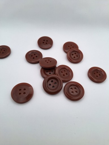 Tehlovohnedý klasický plastový gombík, 4 otvory, 25 mm, 2 kusy