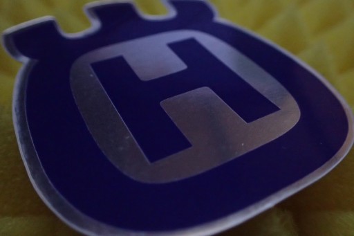 NÁLEPKA HUSQVARNA NÁLEPKA 5,1 x 6,1 cm