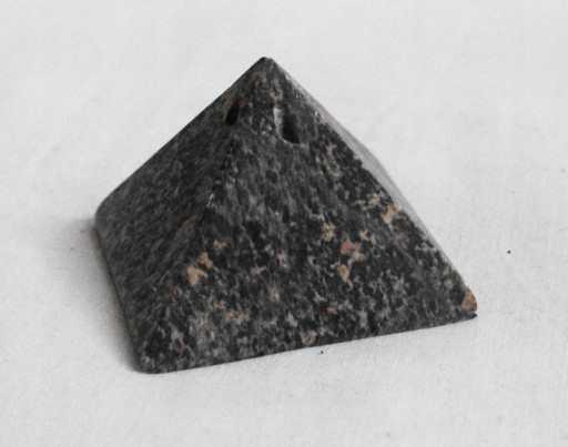 Stojan na kameň na vonné tyčinky, pyramída