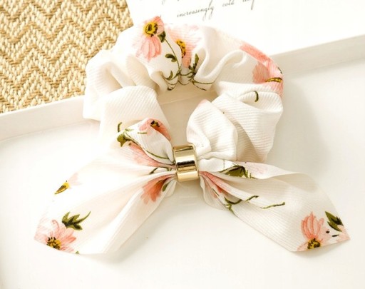 Biela gumička do vlasov, mašľa s kvietkami SCRUNCHIE