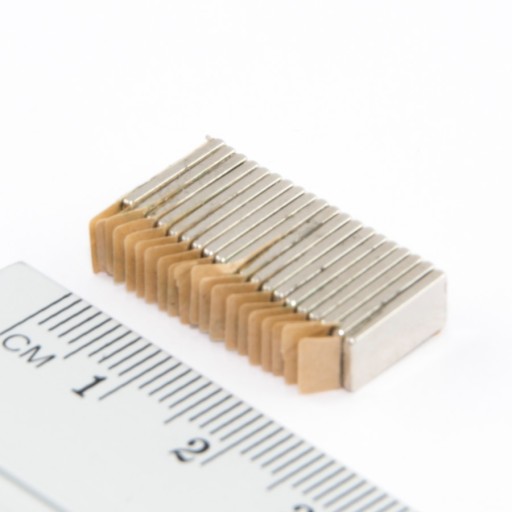 NEODYMOVÝ TANIEROVÝ MAGNET S LEPIKOM 10x5x1 20 KS