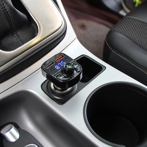 BLUETOOTH VYSIELAČ VOZIDLA FM + 3,1A NABÍJAČKA + SÚPRAVA TELEFÓNU
