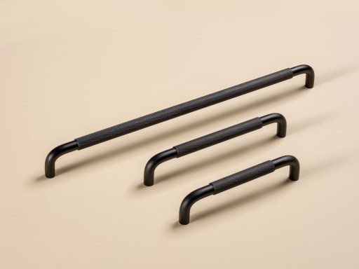 RÚČKA NÁBYTKU SANTI, MAT ČIERNA 160MM HVYT, OTOČNÁ, MODERNÁ