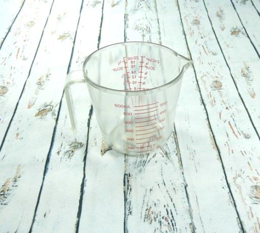 KUCHYNSKÁ NÁDOBA S ODMERKOU PLASTOVOU NÁDOBOU 600ML