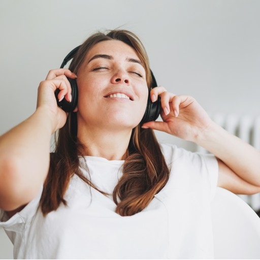 BEZDRÔTOVÉ SLÚCHADLÁ BLUETOOTH NA UCHY MP3 P47 ŠPORTOVÉ HERNÉ SLÚCHADLÁ ČIERNA