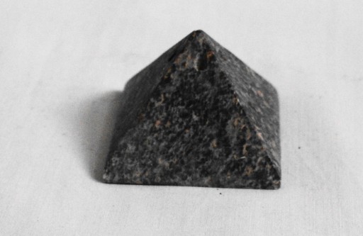 Stojan na kameň na vonné tyčinky, pyramída