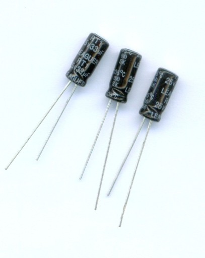 33uF 25V 33 µF 25 V LEAGUER (20 KS) ELEKTROLYTICKÝ KONDENZÁTOR