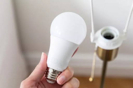 E27 LED žiarovka 10W teplá biela CCD A60 230V tradičná guľa