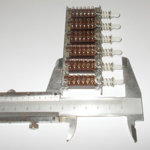 ISOSTAT 12pinový 6x bistabilný nezávislý UNITRA (64