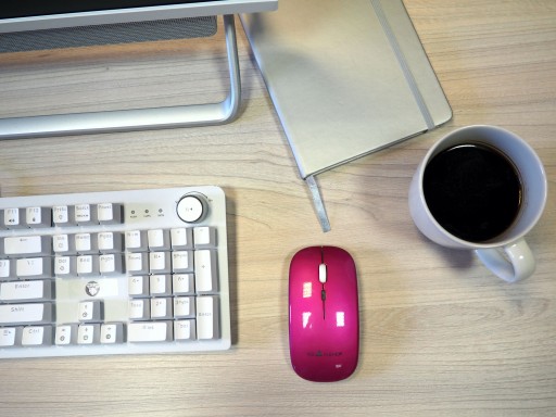 CHOĎTE VYŠŠÍM KAMEŇOM ĽAHKÁ BEZDRÔTOVÁ MYŠ RGB Fialová