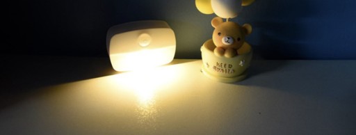 Bezdrôtová lampa so snímačom pohybu na batérie