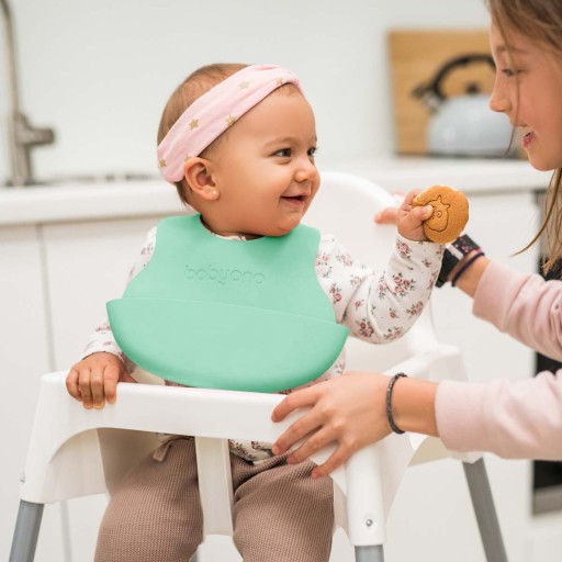 BabyOno SILIKÓNOVÝ PODPRIDNÍK S NASTAVENÍM a vreckom, ľahký 6+