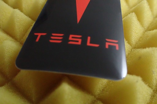 NÁLEPKA S LOGOM TESLA 5 x 8,9 cm
