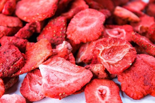 OZDOBENIE NA JAHODOVOU TORTU SUŠENÚ MRAZOM, PLÁTY 20g