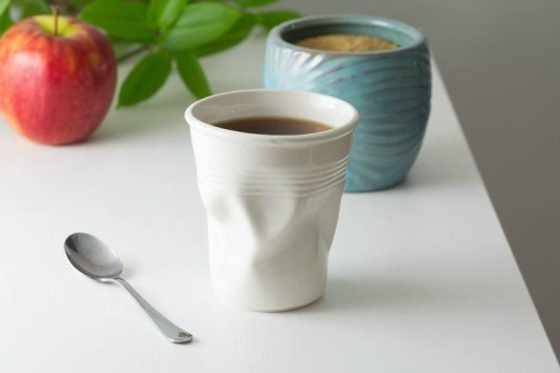 DRVENÝ hrnček VYPADÁ AKO VYTVORENÝ PORCELÁN