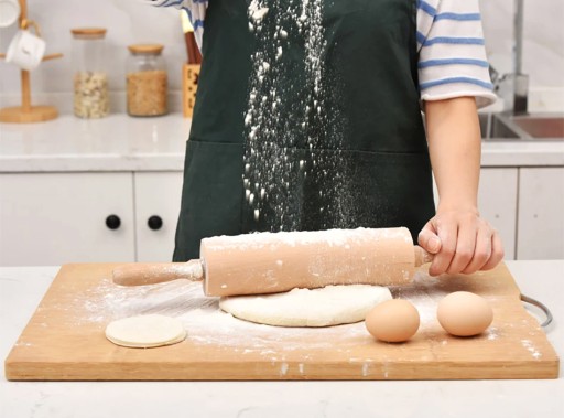TRADIČNÝ VEĽKÝ DREVENÝ KUCHYŇSKÝ VALEC NA VAĽOVANIE CESTA, POHYBLIVÝ, OTOČNÝ LEŠTIČ