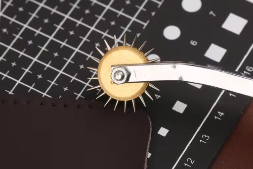 Kožené šijacie koliesko. 3,5 mm pod švom. Drevená rukoväť