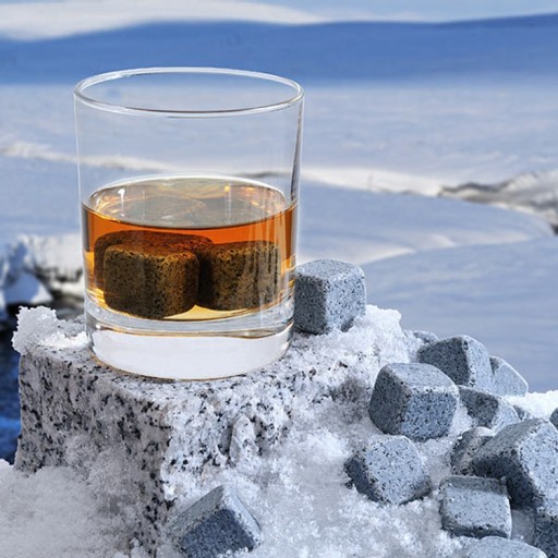 Kamenné kocky ľadu a kamene do nápojov Whisky