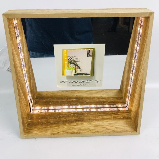 POLIČNÉ ZRKADLO box LED batérie 24x23x8cm