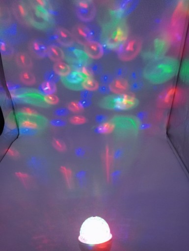 Otočná disco party žiarovka E27 RGB o 360 stupňov