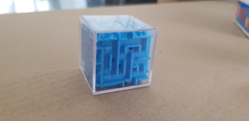 Arkádová logická labyrintová hra s loptou v kocke