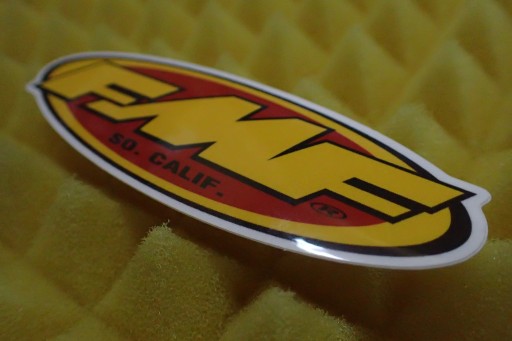 NÁLEPKA FMF DAKAR MOTOKROS NÁLEPKA 9,2 x 3 cm
