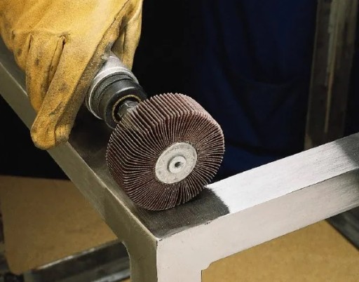 BRÚSNY KOTOÚČ S NASTAVENOU KLAPKOU PRE VŔTAČKU A SKRUTKOVAČ 30x20mm ZRNO P60
