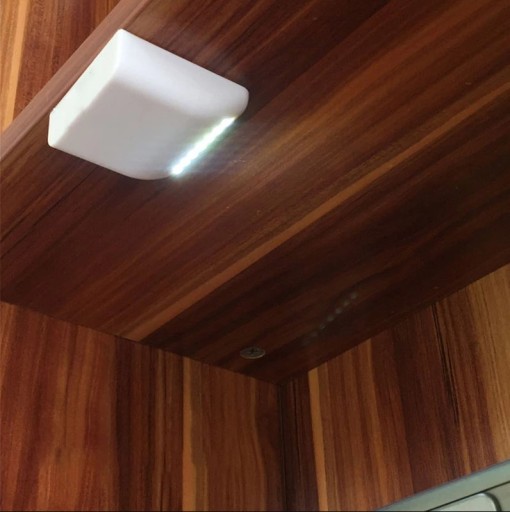 LED svietidlo do skrine, šatníková zásuvka, SENSOR, biela