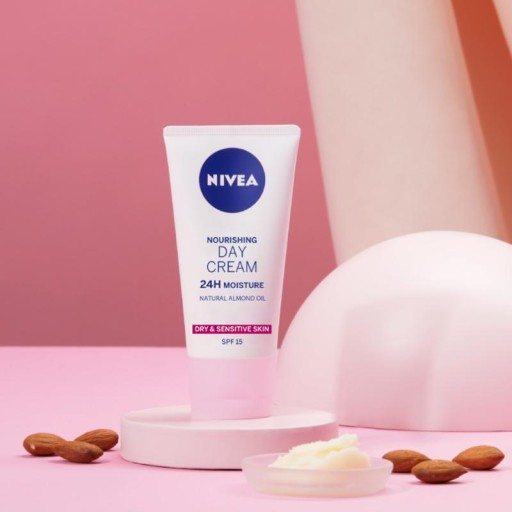 NIVEA 24H hydratačný výživný denný krém SPF15 50 ml